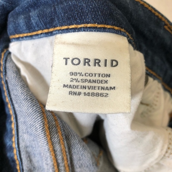 Torrid distressed short shorts 16 roll hem - Picture 5 of 6